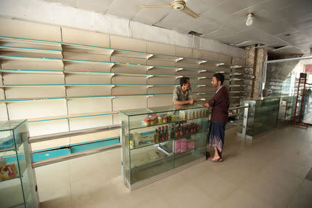 A shopkeeper talks with a customer in the Red Sea port city of Hodeidah, Yemen August 8, 2017. Picture taken August 8, 2017. REUTERS/Abduljabbar Zeyad