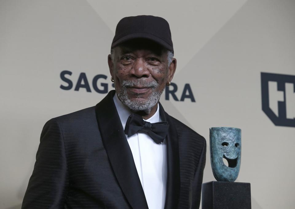 <p>En una entrevista a ‘The Daily Beast’, Morgan Freeman admitió que es un habitual consumidor de la marihuana y defendió sus propiedades medicinales. “Tengo un problema en un brazo, padezco fibromialgia, me duele y la única solución que he encontrado para ese dolor ha sido la hierba”, declaró el actor. (Foto: Mike Nelson / EFE). </p>