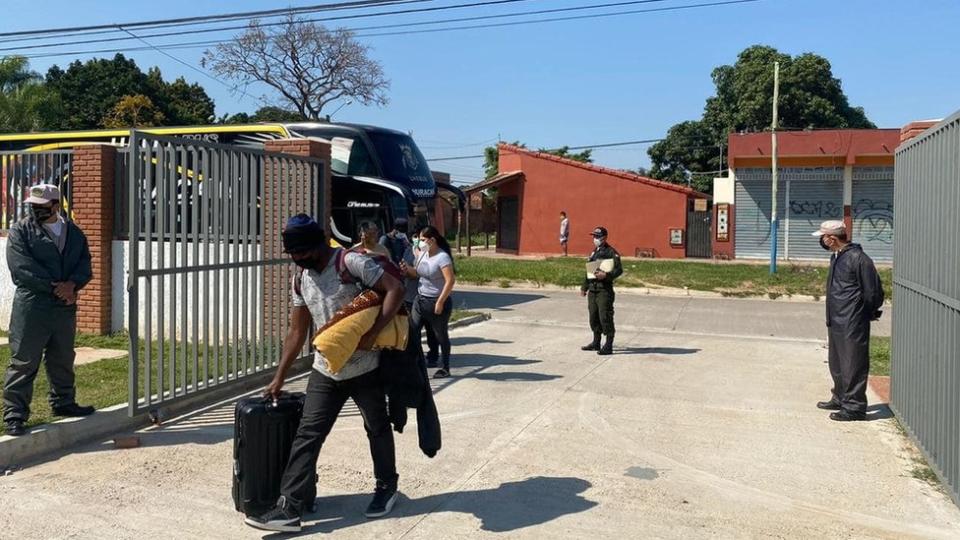 Haitianos en un bus cuando fueron detectados.