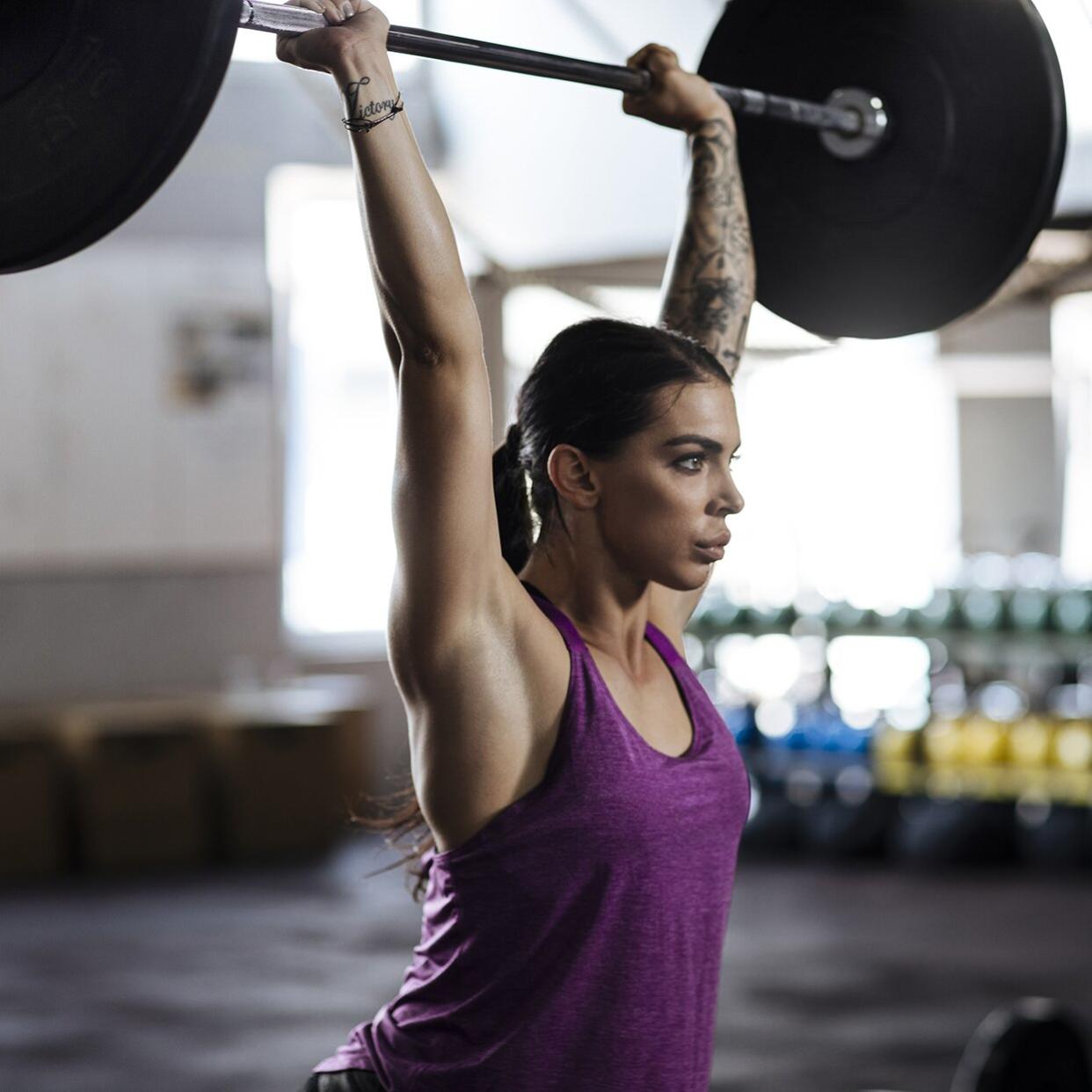 CrossFit athlete doing thrusters in Fran workout