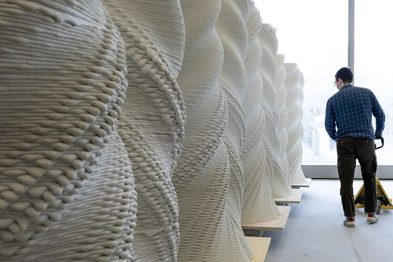 Cada columna tiene su propio patrón de superficie único y adornos, un ejemplo del poder de la impresión 3D para transformar el edificio.