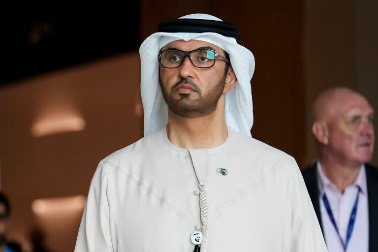 El presidente de la COP28, Sultan al-Jaber, camina por el recinto de la conferencia climática de Naciones Unidas COP28 en Dubái, Emiratos Árabes Unidos, el miércoles 29 de noviembre de 2023 en Dubái, Emiratos Árabes Unidos.