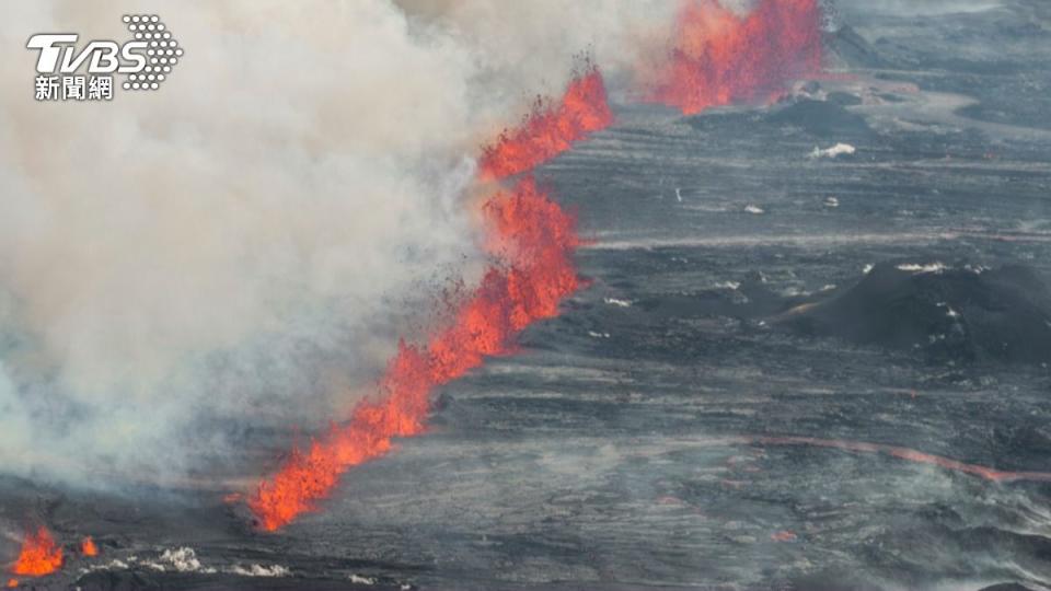 著名的地熱溫泉「藍湖」和漁業小鎮格林達維克因為火山噴發而緊急撤離。（圖／達志影像美聯社）