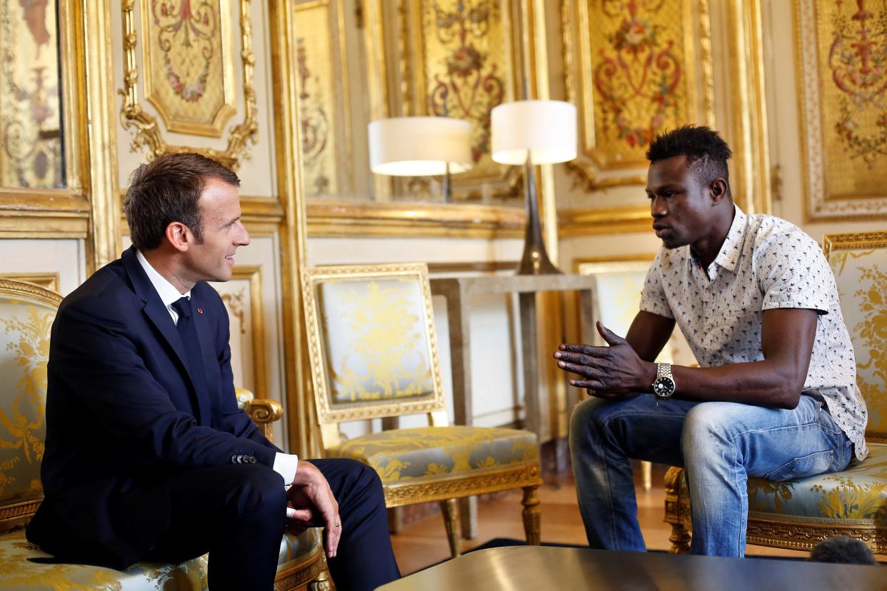 Mamoudou Gassama, Malien en situation irrégulière, reçue par Emmanuel Macron après avoir sauvé un enfant de 4 ans. (Photo by Thibault Camus / POOL / AFP)