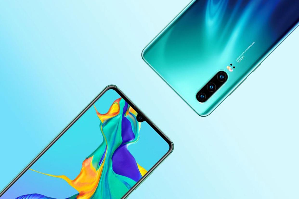 The Huawei P30 Pro is currently available with a free Christmas gift on the EE website: Huawei