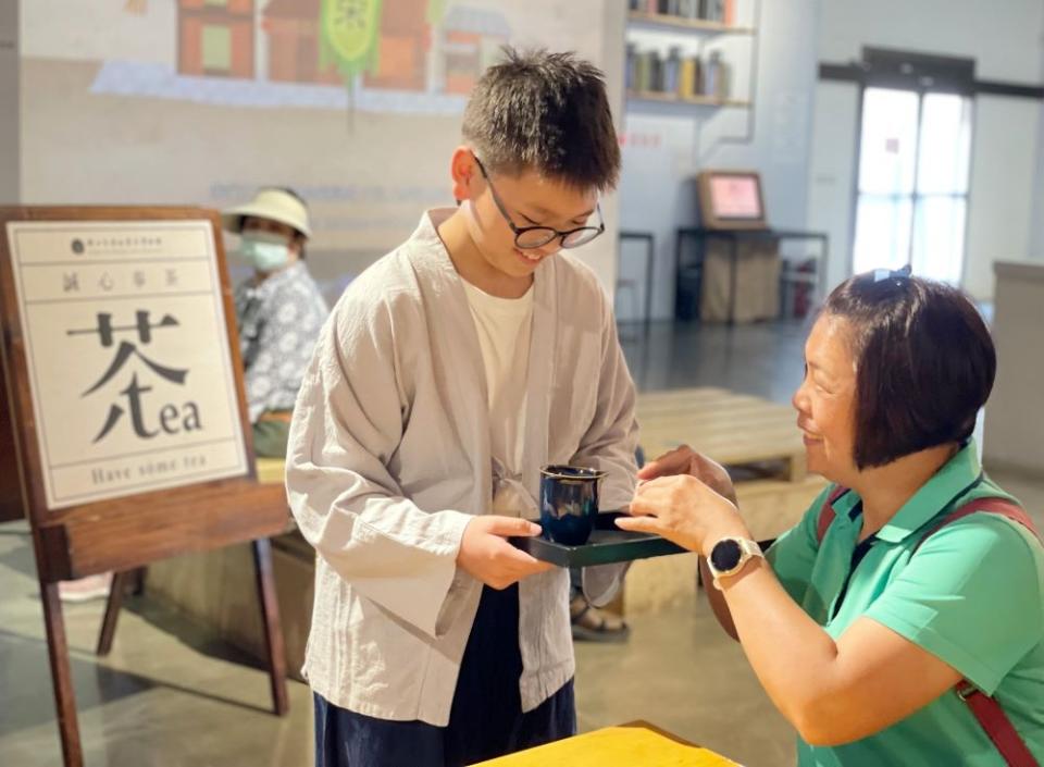 《圖說》坪林茶業博物館「一日小侍茶師體驗」帶領兒童與民眾學習茶知識與茶席實務操作。〈文化局提供〉