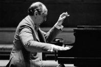 <p>Three people are tied for seventh-most awards. The first to reach a total of 25 wins was Russian pianist Vladimir Horowitz. At the 35th ceremony in 1993, his album <i>Horowitz Discovered Treasures</i> reigned as the best instrumental classical performance, four years after his death.</p>