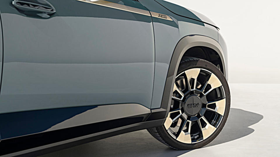XM搭載的黑金雙色輪圈造型相當特別。(圖片來源/BMW)