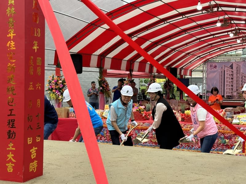 彰化首座青年住宅座落員林 預計114年底完工 彰化縣首座青年住宅「員林青宅」13日舉行動土典 禮，縣長王惠美（前右2）等人出席，工程預計114年 底完工。 中央社記者鄭維真攝  113年6月13日 