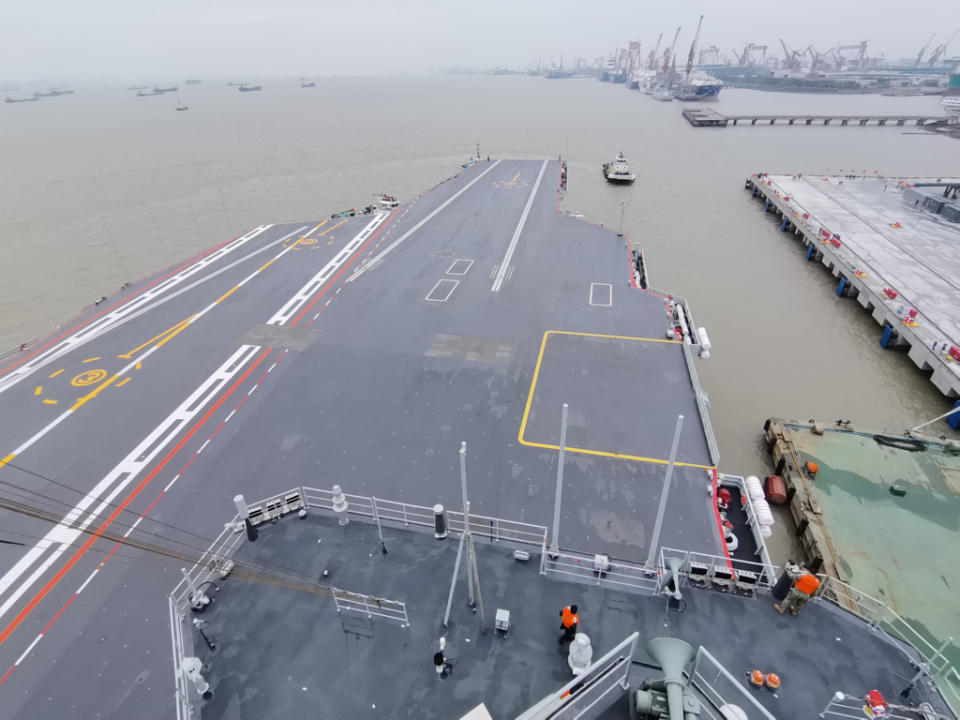 中方第3艘航母「福建」艦1日從上海江南造船廠碼頭解纜啟航，航向相關海域，以展開首航海試。（新華社）