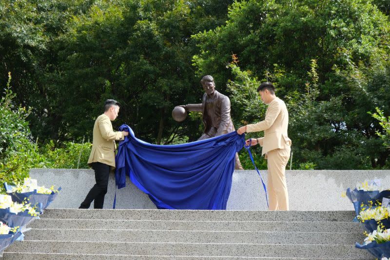 ▲高以翔個人品牌YOYUU夥伴James Lu（左）與好友毛加恩一同為銅像揭幕。（圖／傑星傳播）