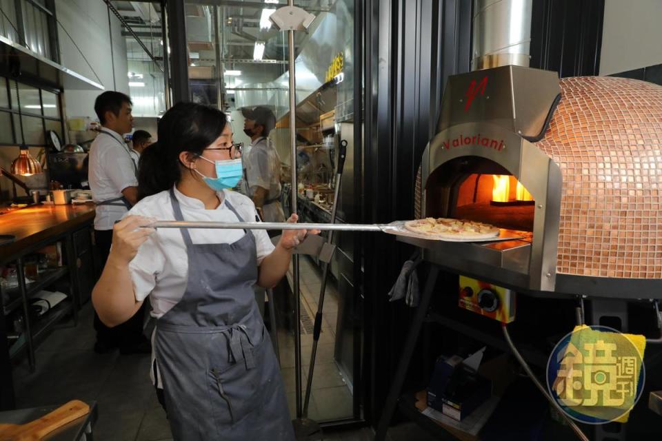 披薩窯內溫度高達攝氏420度，1分半就可把餅皮烤得焦酥誘人。
