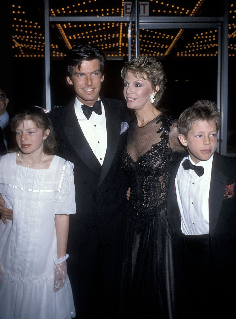 En 1980, Pierce Brosnan épouse Cassandra Harris, une actrice australienne de 5 ans son aînée. Elle est déjà mère de deux enfants, Charlotte et Christopher. Le comédien irlandais, qui a grandi sans père, les élève comme sa propre progéniture. La famille recomposée vit un bonheur parfait auquel s’ajoute la naissance de Sean. Mais en 1991 et après près de 10 ans de mariage, Cassandra décède brutalement d’un cancer de l’ovaire. ©Getty Images