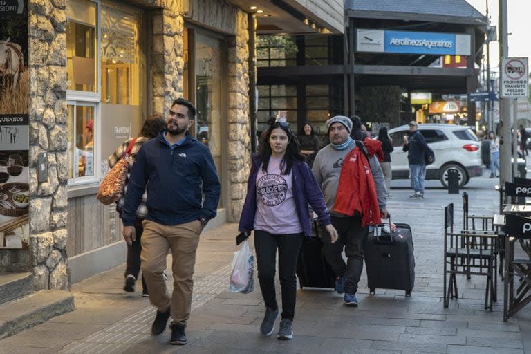 Desde el último sábado hubo paro de colectivos en Bariloche; los más afectados fueron los locales que usan el transporte público para ir a trabajar