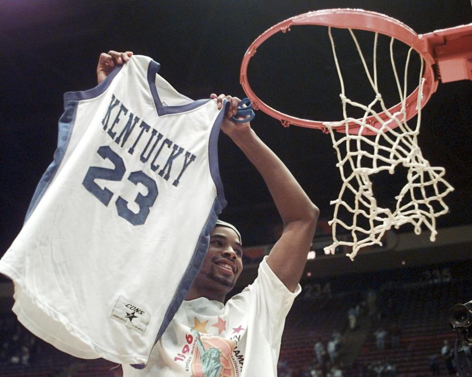 FILE - Kentucky's Derek Anderson holds up his jersey after his team won the college national championship game against Syracuse Monday, April 1, 1996, in East Rutherford, N.J. (AP Photo/Ed Reinke)