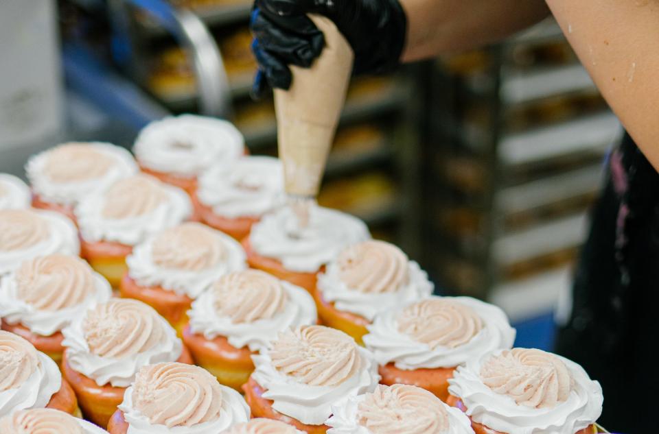 Auch dekoriert wird per Hand – je nach Sorte mit Spritzbeutel oder durch Eintunken. - Copyright: Nadine Kunath/Brammibal's Donuts