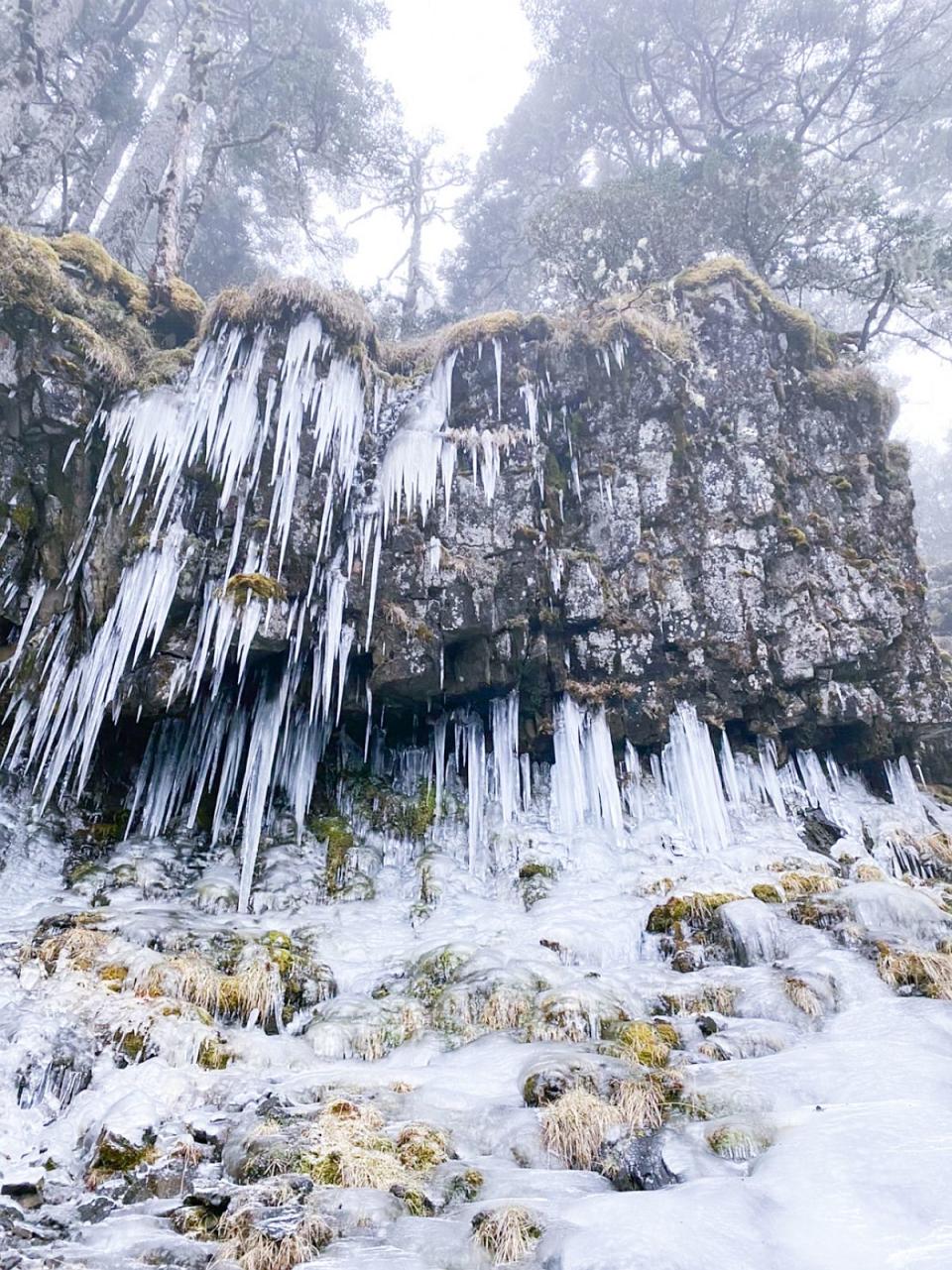 漫天冰雪和冰柱，搜救人員冒低溫嚴寒救人。（圖：消防局提供）