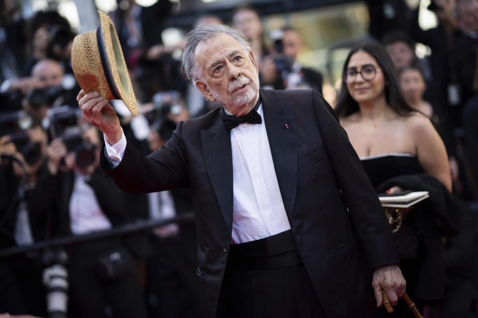 El director Francis Ford Coppola posa a su llegada a la premiere de "Megalopolis" en la 77a edición del Festival de Cine de Cannes en Francia el jueves 16 de mayo de 2024. (Foto Scott A Garfitt/Invision/AP)