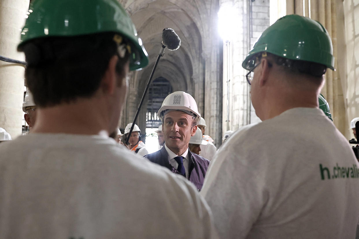 Macron (ici le 15 avril 2022) à Notre-Dame pour incarner « l’exploit » de la reconstruction à un an de sa réouverture