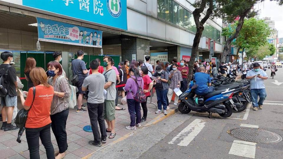 台北市萬華區茶藝館爆發群聚，不少民眾湧進醫院進行篩檢。（資料照）