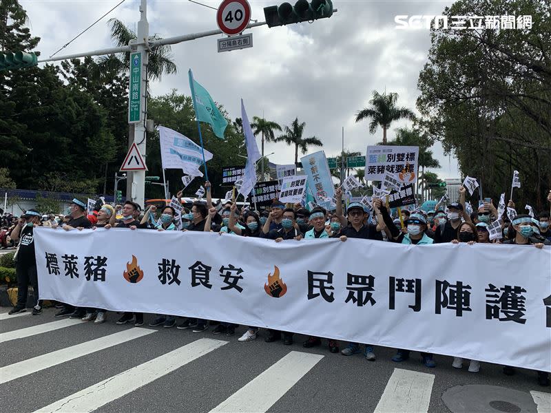 民眾黨與支持者拿著「標萊豬、救食安，民眾鬥陣護台灣」布條並高喊口號（圖／記者張之謙攝影）