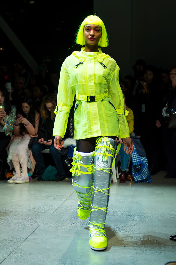 <p>Ein Model trägt bei Jeremy Scotts Herbst 2018 Modenschau eine limettengrüne Jacke, farblich passende Haare und Moon Boots in Grün und Metallic-Silber. (Bild: Getty) </p>