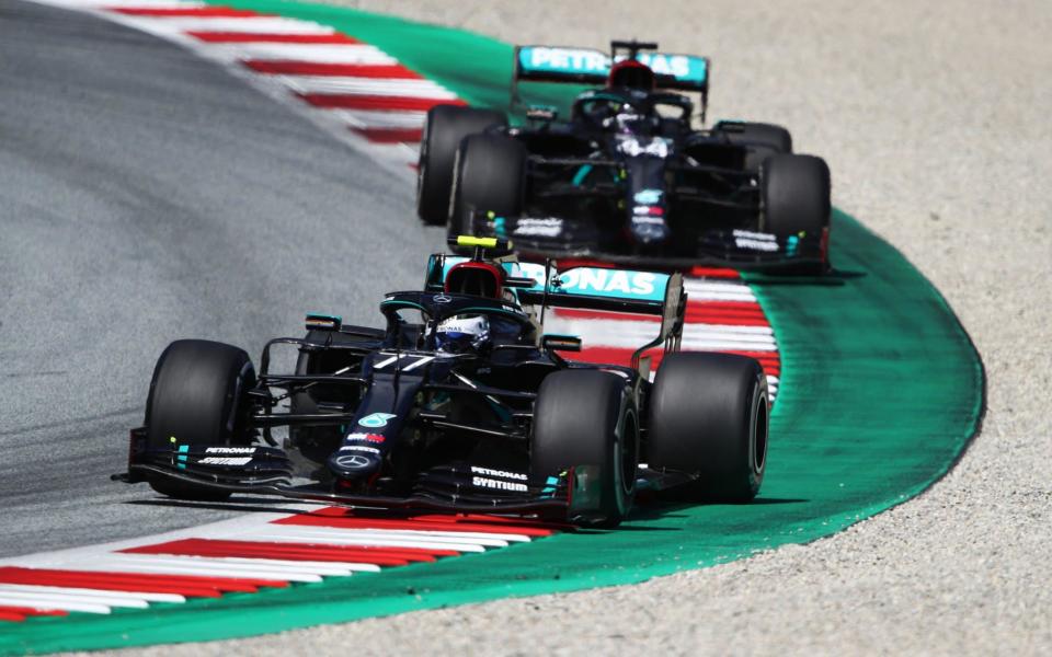 Valtteri Bottas of Finland driving the (77) Mercedes AMG Petronas F1 Team Mercedes W11 leads Lewis Hamilton of Great Britain driving the (44) Mercedes AMG Petronas F1 Team Mercedes W11 during the Formula One Grand Prix of Austria at Red Bull Ring on July 05, 2020 in Spielberg, Austri - Getty Images/Bryn Lennon