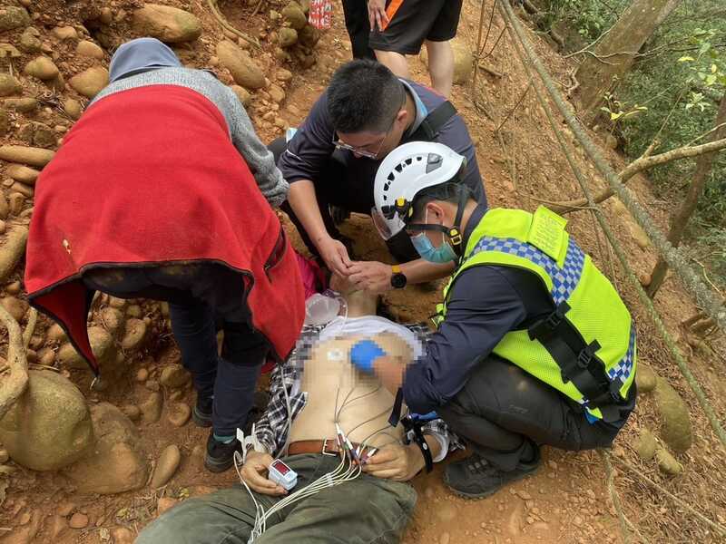 男登火炎山突倒地  心電圖機助爭取搶救時間 年約60歲的男子6日在三義火炎山登山口步道0.6公里 處，疑因心肌梗塞、意識不清倒地。消防人員趕抵 後，以12導程心電圖機偵測上傳資料，經醫師研判為 心肌缺氧，隨即進行緊急處置、爭取搶救時間。 （苗栗縣消防局提供） 中央社記者管瑞平傳真  113年3月6日 