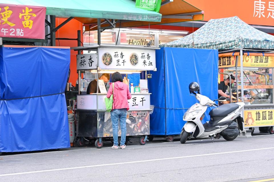 台中｜忠孝夜市蒜香豆干米血