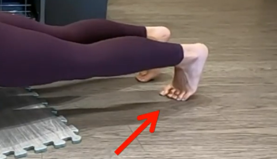 腳趾過度抓地板，容易使小腿緊繃或足底筋膜過緊。