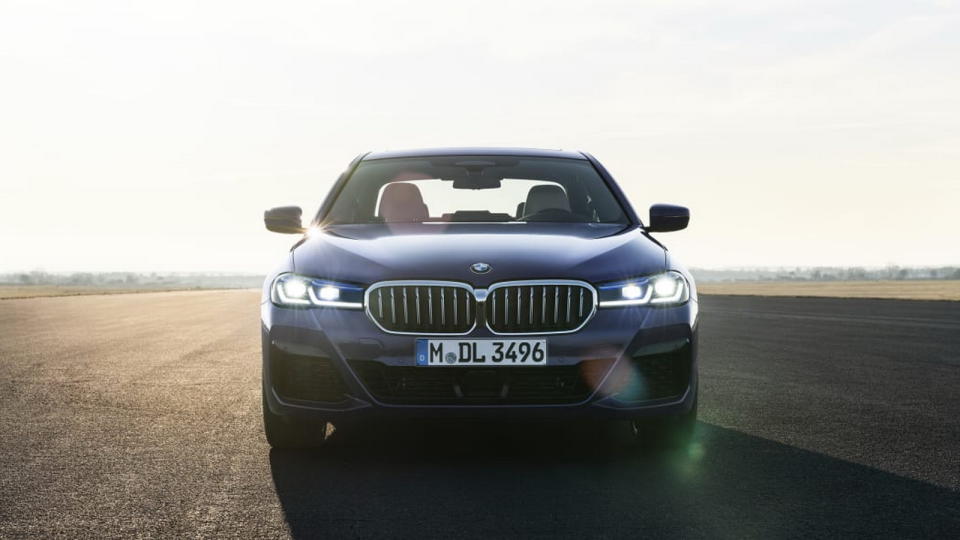 圖／2021 BMW 5系列車頭採用雙腎水箱護罩格柵設計，其他像是前大燈、車尾燈、前後保險槓…等皆經過重新設計。 