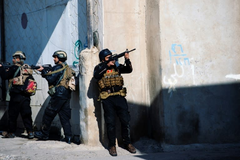 Members of the Iraqi special forces Counter Terrorism Service look for Islamic State (IS) group fighters in Mosul's al-Jazair neighbourhood on January 17, 2017