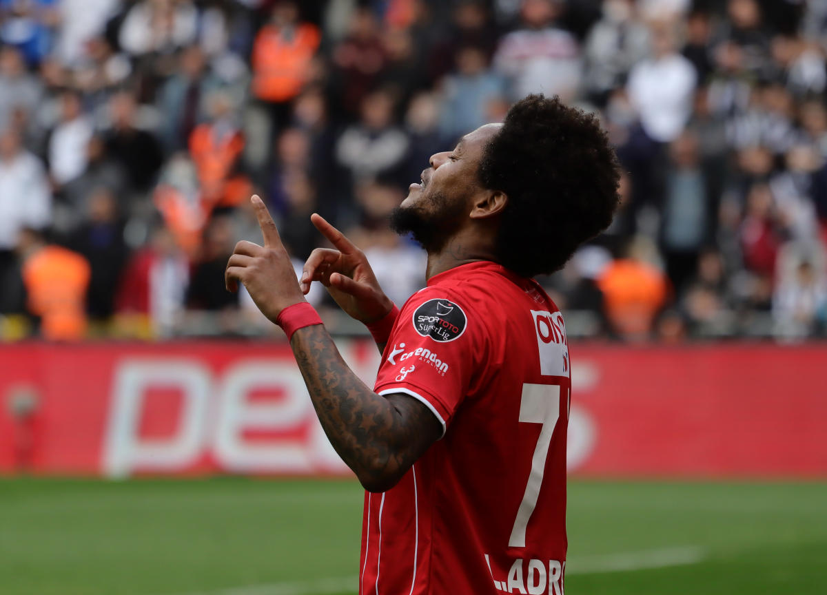 ¿Cuál es la chance de Luiz Adriano y Romero en el Corinthians?