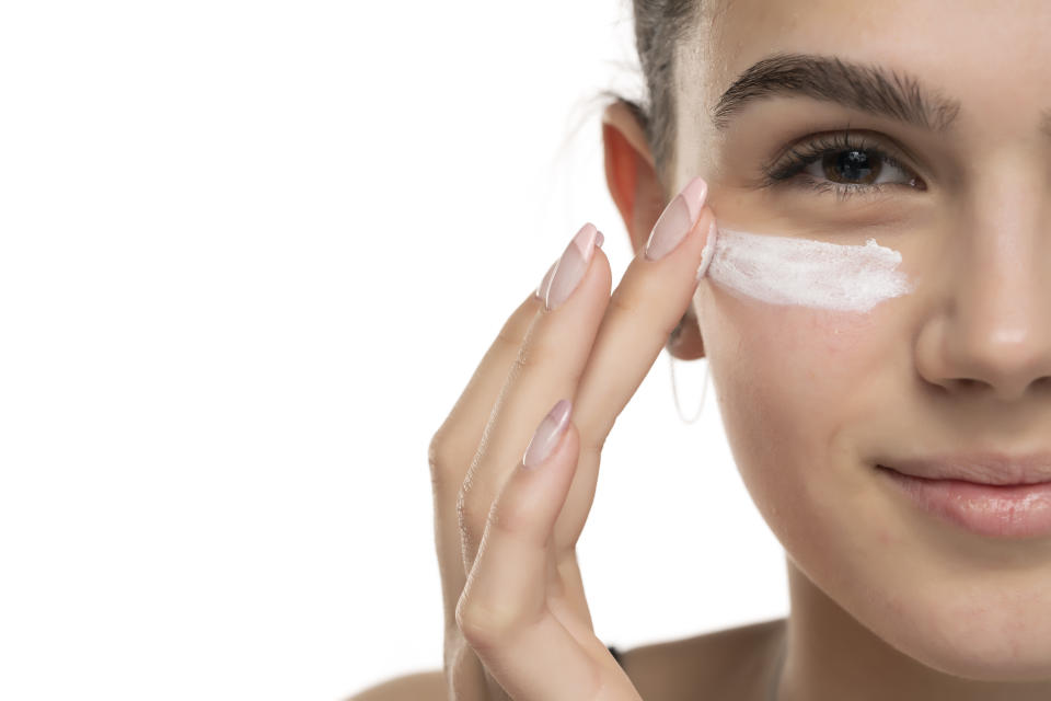 Aplicar una crema especializada en el contorno de ojos te ayuda a prevenir los efectos del envejecimiento en la zona. Foto: Getty Images.