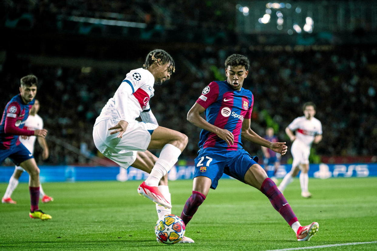 Lamine Yamal, du FC Barcelone, 16 ans, et Bradley Barcola, du Paris Saint-Germain, 21 ans.  - Credit:Xinhua / Xinhua/ABACA