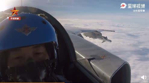 中共解放軍在海南島西部海空域進行軍演。（圖／翻攝自央視軍事微博）