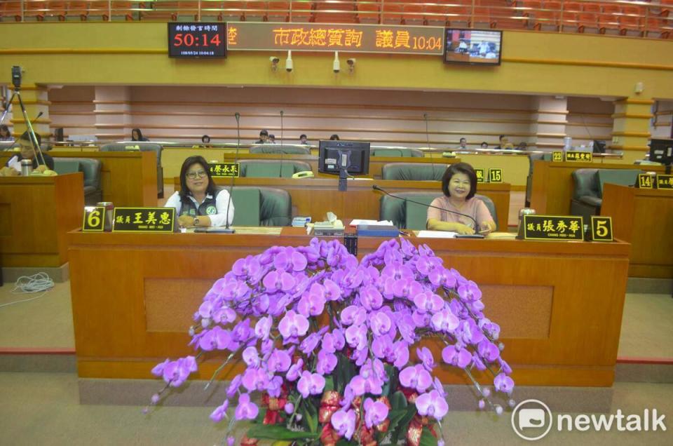 王美惠、張秀華曾是市議會隔鄰而坐的好同事，如今針鋒相對。   圖：蔡坤龍/攝（資料照）