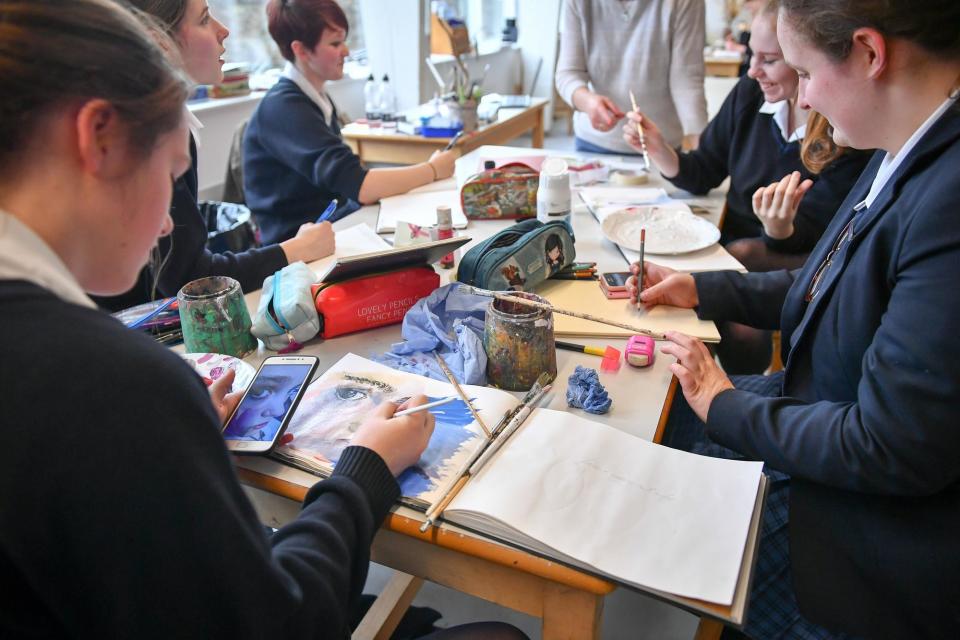 Les téléphones portables peuvent être des outils d’apprentissage utiles, comme dans ce cours d’art, mais aussi une puissante distraction de la tâche à accomplir (Photo : Ben Birchall/PA)