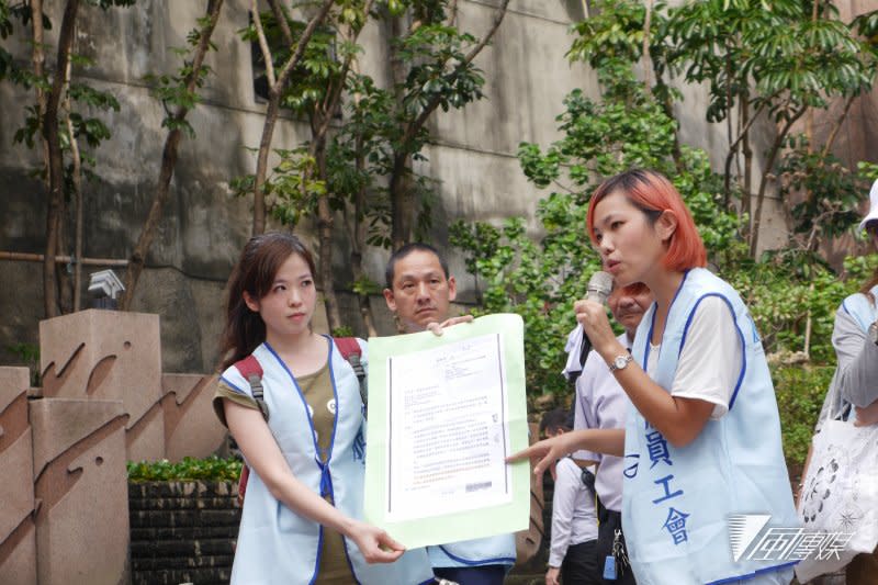 桃園市空服員職業工會公開勞動部行文桃市府內容「先行探究雙方當事人於達成該協議時有無簽定團體協約之本意，再就個案事實逕予判定。」（洪與成攝）