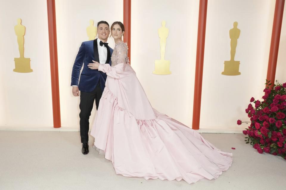 Alexander Dreymon,izquierda, y Allison William posan en la alfombra champán de los Oscar.