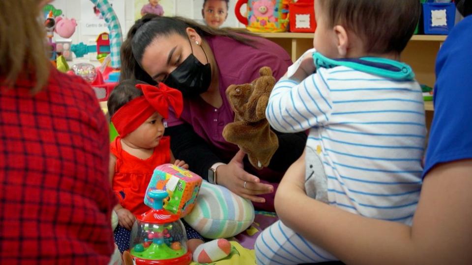 Los niños asisten a la guardería en Lincoln Park, una escuela secundaria solo para madres embarazadas en Brownsville, Texas.