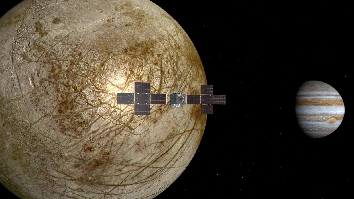  Artist's impression of the European JUICE probe flying by Jupiter's moon Europa. 