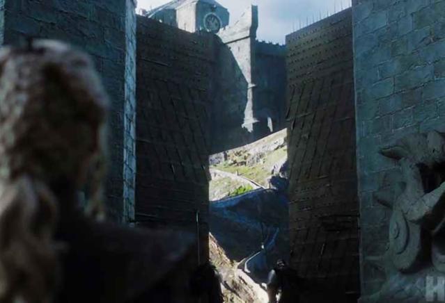 EVERYTHING] I just noticed Dragonstone in the intro doesn't really look  anything like Dragonstone in the actual show : r/gameofthrones