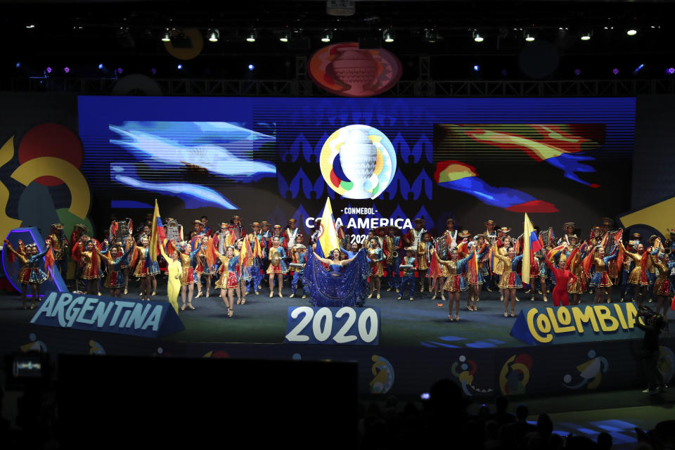 Con espectáculo de baile presentan el sorteo a torneo Copa América 2020 en Cartagena, Colombia el 3 de diciembre de 2019. El torneo se realizará del 12 de junio al 12 de julio entre Colombia y Argentina. (AP Photo/Fernando Vergara)