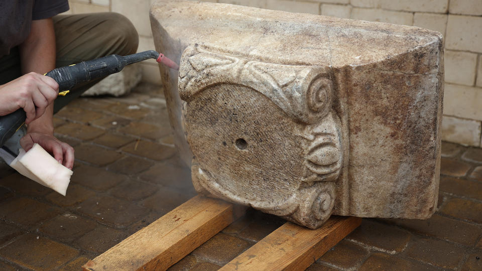 The interior of the synagogue was decorated with paintings, marble tablets, inscribed upright stones called the stelae, and ornate marble columns.