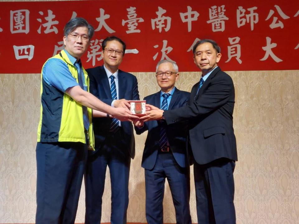 大台南中醫師公會理事長黃中一（右）從卸任理事長郭世芳（左）手中接過印信，完成交接。（記者葉進耀攝）