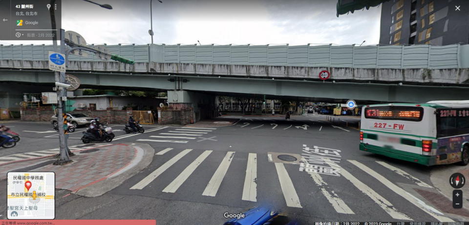 圖／大橋頭捷運站附近的民權西路與蘭州街路口，為2022年台北市最常發生交通事故的第二名，網路上能搜尋到許多機車追撞的重大事故新聞。