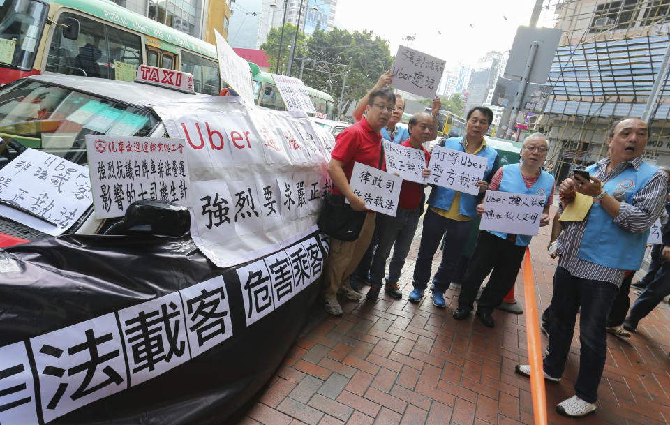 Uber自2014年起進軍香港市場後，有的士司機對她恨之入骨，多次指其為「白牌車」而提出抗議。 (Dickson Lee/South China Morning Post via Getty Images)