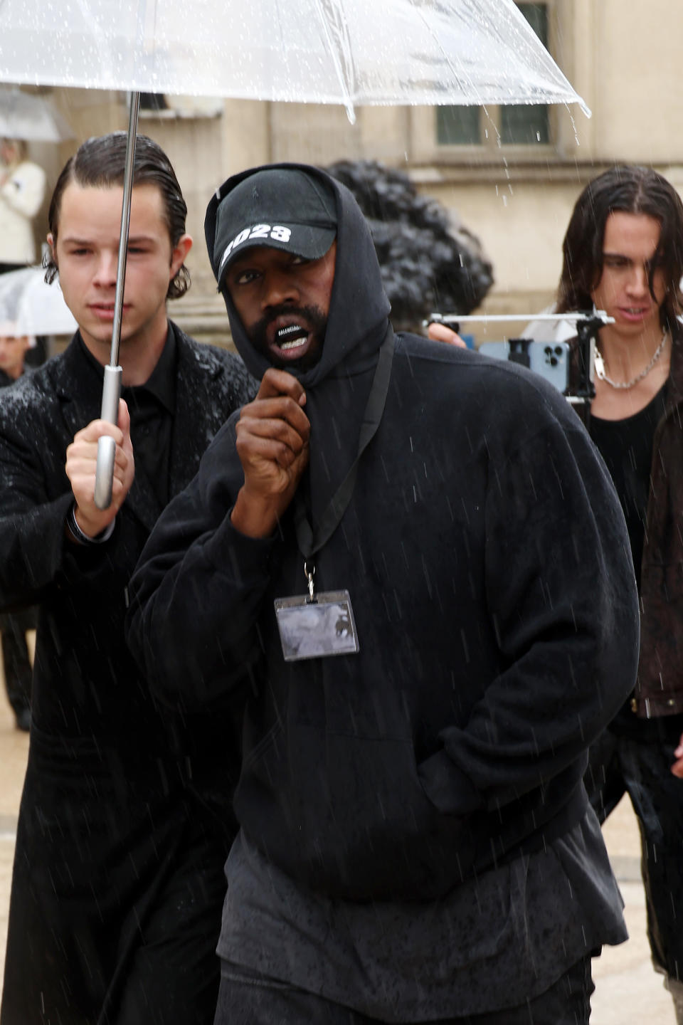 <p>Kanye West n'était pas incognito à la Fashion Week de Paris, mais presque. Si l'artiste a fait parler de lui, c'est surtout parce qu'il a défilé en ouverture du défilé de Balenciaga ce 2 octobre. (Crédit Pascal Le Segretain/Getty Images)</p> 