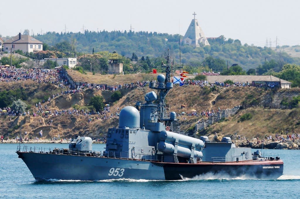 Un navire russe passe près des côtes le long de Sébastopol, en Crimée, le 28 juillet 2019. - YEKATERINA SHTUKINA / POOL / AFP